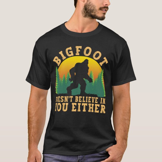 Funny Bigfoot Sasquatch Yeti Cryptozoology T Shirt (Framsida)
