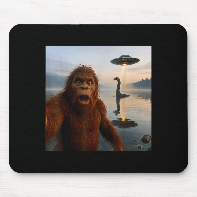 Funny Bigfoot Selfie With Loch Ness Monster And Uf Musmatta (Framsidan)
