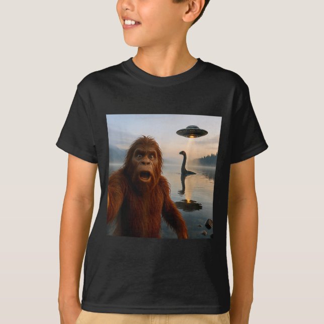 Funny Bigfoot Selfie With Loch Ness Monster And Uf T Shirt (Framsida)