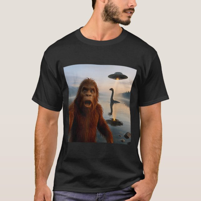 Funny Bigfoot Selfie With Loch Ness Monster And Uf T Shirt (Framsida)