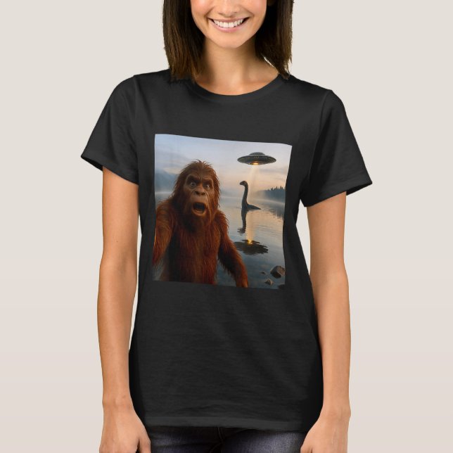 Funny Bigfoot Selfie With Loch Ness Monster And Uf T Shirt (Framsida)