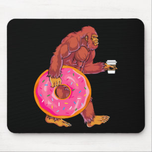 Funny Bigfoot Walking med Large Donut och kaffe Musmatta
