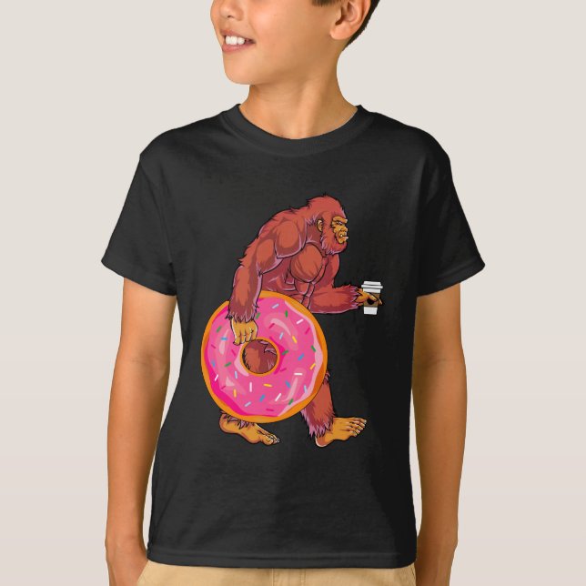 Funny Bigfoot Walking med Large Donut och kaffe T Shirt (Framsida)