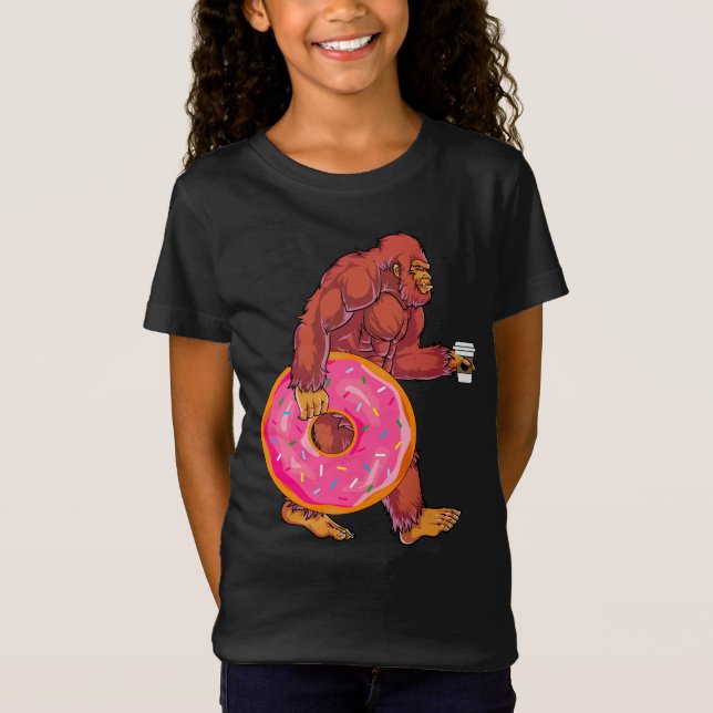 Funny Bigfoot Walking med Large Donut och kaffe T Shirt (Framsida)