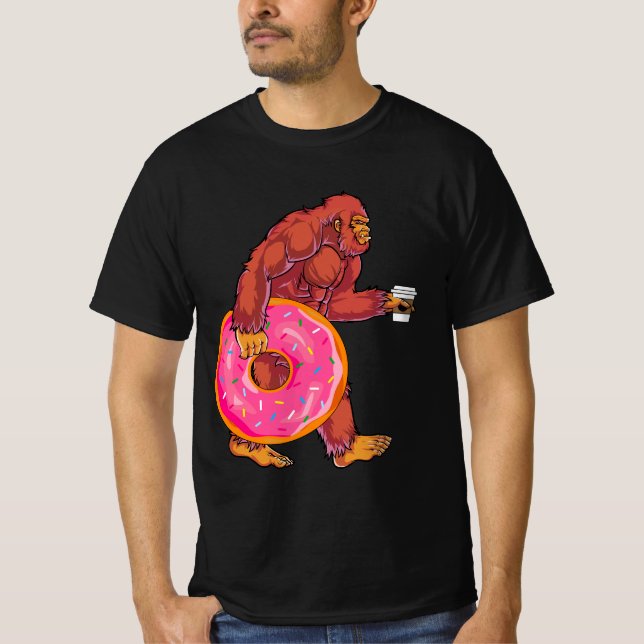 Funny Bigfoot Walking med Large Donut och kaffe T Shirt (Framsida)