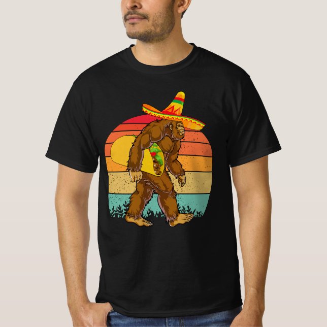 Funny Bigfoot Walking med Large Taco T Shirt (Framsida)