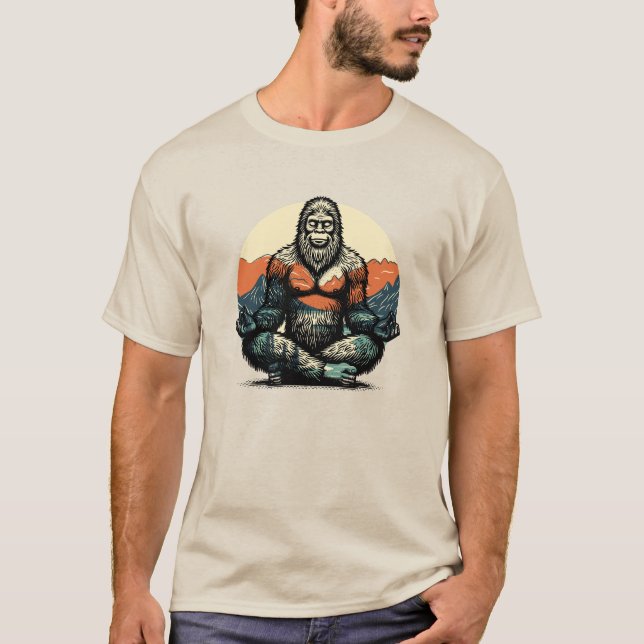 Funny Bigfoot Yoga Meditation Humor Believer Tee (Framsida)