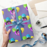 Funny Birthday Balloon Man's Ansikte Presentpapper<br><div class="desc">Färgfulla födelsedagsballonger med en mans kinkaktiga hår och glasögon på lila bakgrund. Bakgrunden till färg kan ändras.</div>