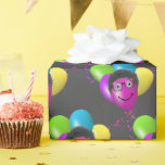 Funny Birthday Balloon Man's Ansikte Presentpapper<br><div class="desc">Färgfulla födelsedagsballonger med en mans kinkaktiga hår och glasögon på mörkens grått-bakgrund. Bakgrunden till färg kan ändras.</div>