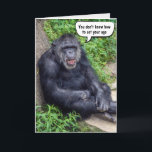 Funny Birthday Chimpanzee Kort<br><div class="desc">Chimpanzee lutar på en sten med grönt vegetation för att bli äldre. Text kan redigeras.</div>