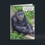 Funny Birthday Chimpanzee Kort<br><div class="desc">Chimpanzee lutar på en sten med grönt vegetation för att bli äldre. Text kan redigeras.</div>