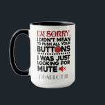 Funny Birthday Gag Mamma Personlig Mugg<br><div class="desc">Ibland är det bäst att inte säga ord, en söt gåva med sarkastisk typografi gör allt prat och måste få någon att skratta högt. "Jag är ledsen att jag inte Elak att trycka alla dina knappar" i svart och röd typografi är perfekt för pojkvän, flickvän, fru eller make. De får...</div>