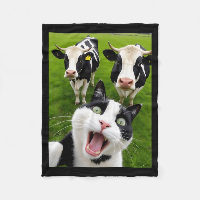 Funny Black And White Cat Cow Selfie  Fleecefilt (Framsidan)