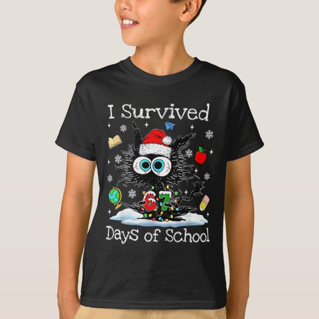 Funny Black Cat Christmas I Survived 67 Days Of Sc T Shirt (Framsida)