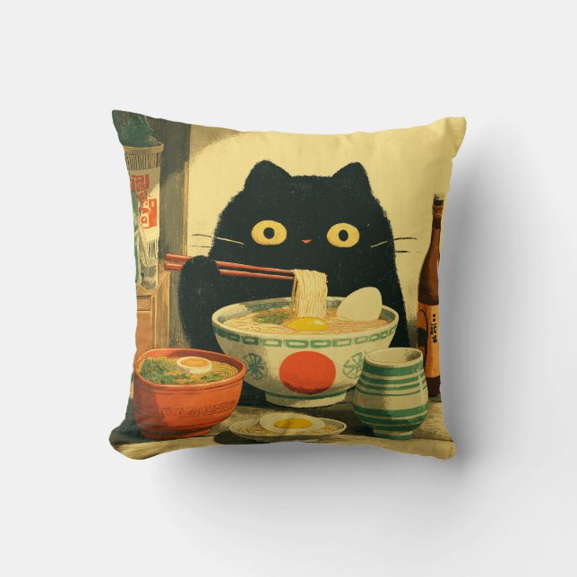 Funny Black Cat Eating Ramen Kudde (Framsida)