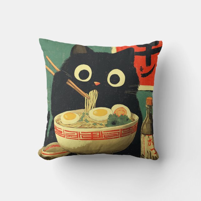 Funny Black Cat Eating Ramen Kudde (Framsida)