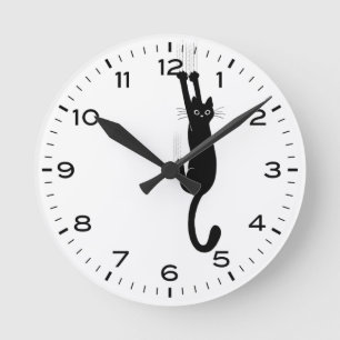 Funny Black Cat Hanging On Rund Klocka