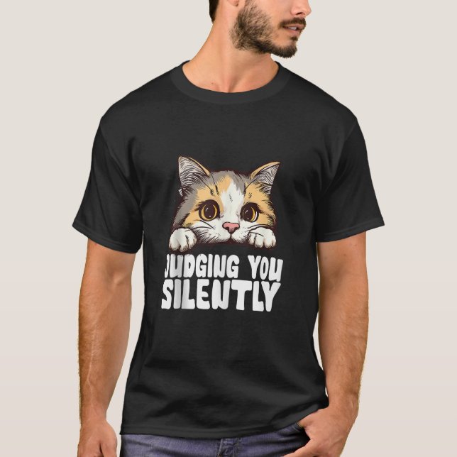 Funny Black Cat JUDGING DIG SILENTLY Kärlek Sarcas T Shirt (Framsida)