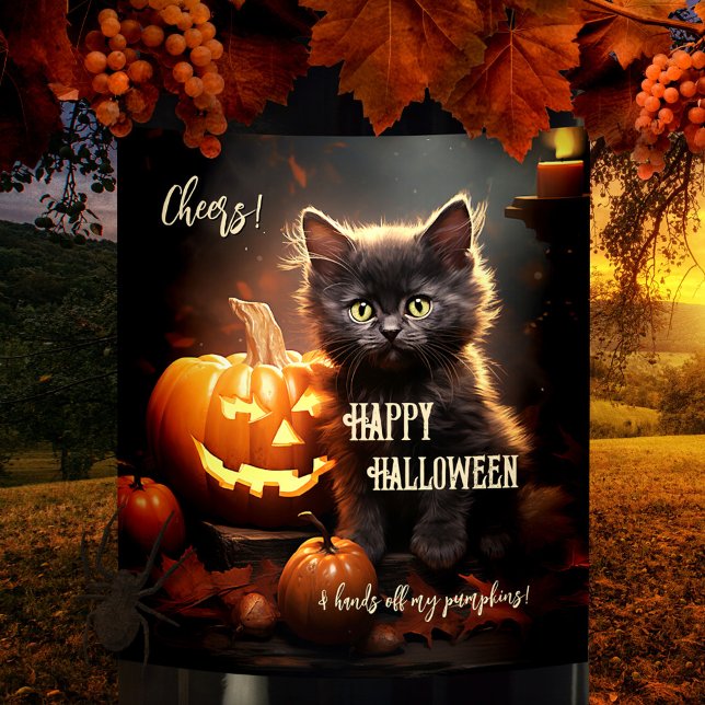 Funny Black Cat Kitten Halloween Vinflaska Etikett (Funny wine label featuring a cute black kitten protecting her pumpkins. Purrfect for Halloween)