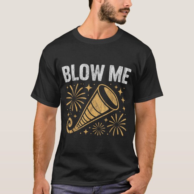 Funny Blow Me Kiss Me Happy New Year Couple Humor  T Shirt (Framsida)