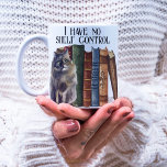 Funny Bok Älskare-citattecken Cute Bookworm Namn Kaffemugg<br><div class="desc">En fin bok-älskare-utformning med högar av vattenfärgat bokar och söta kattungar med anpassadet "Jag har ingen hyllkontroll" och namn för en personlig till dina vänner i bok älskare och till familjer eller bok klubb.</div>