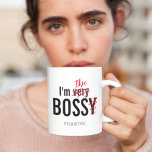 Funny Bossy Chef Kaffemugg<br><div class="desc">Det här kaffet, som inte är ditt medelmåttiga kaffe mugg, säger djärvt: "Jag är väldigt BOSSY", bara med en snopp! "very" och "y" har avsiktligt överstrukits, ersatts med "the", och sedan personlig med cheferna namn. Få dina kontorskompisar att knåla medan du påminner alla som är ansvariga. Öka kontorsmoralen med humor...</div>