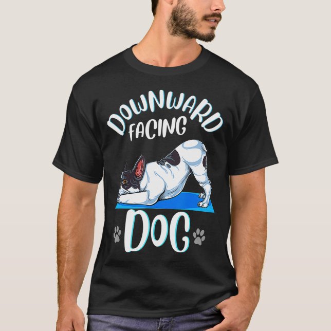 Funny Boston Terrier Yoga Poses for Downward Facin T Shirt (Framsida)