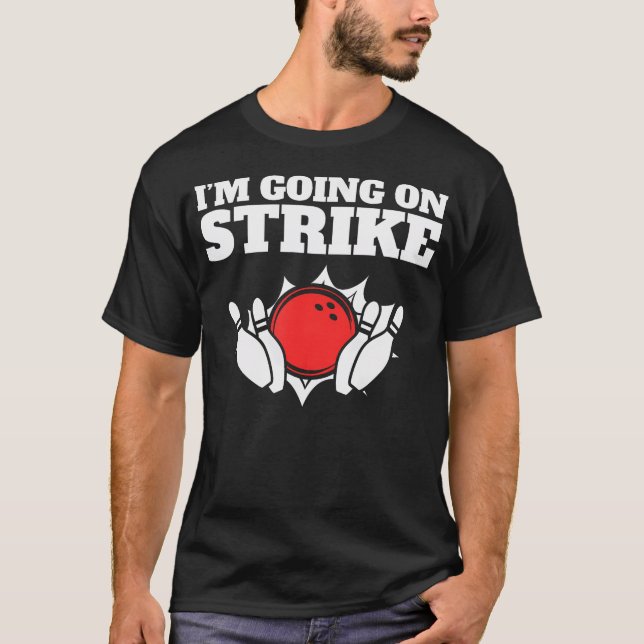 Funny Bowling Pun I'M Going On Strike T Shirt (Framsida)