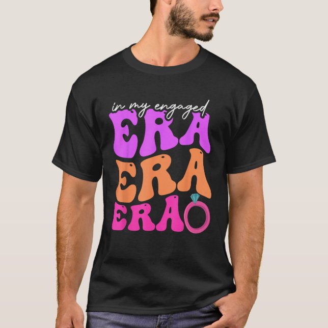 Funny Bride In my Engaged Era Engagement Retro Gro T Shirt (Framsida)