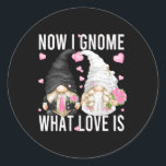 Funny Bröllop Gnome par pun Kärlek som säger för G Runt Klistermärke<br><div class="desc">Lustigt Bröllop Gnome par Pun Kärlek som säger för Groom och Bride</div>