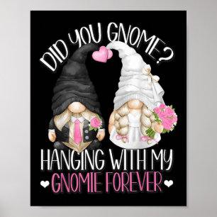 Funny Bröllop Groom Bride Gnome Pun Hanging with M Poster