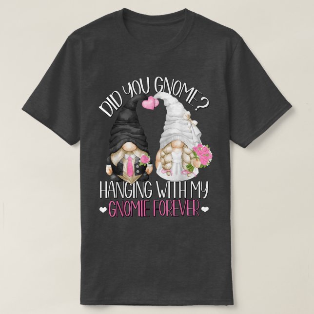 Funny Bröllop Groom Bride Gnome Pun Hanging with M T Shirt (Design framsida)