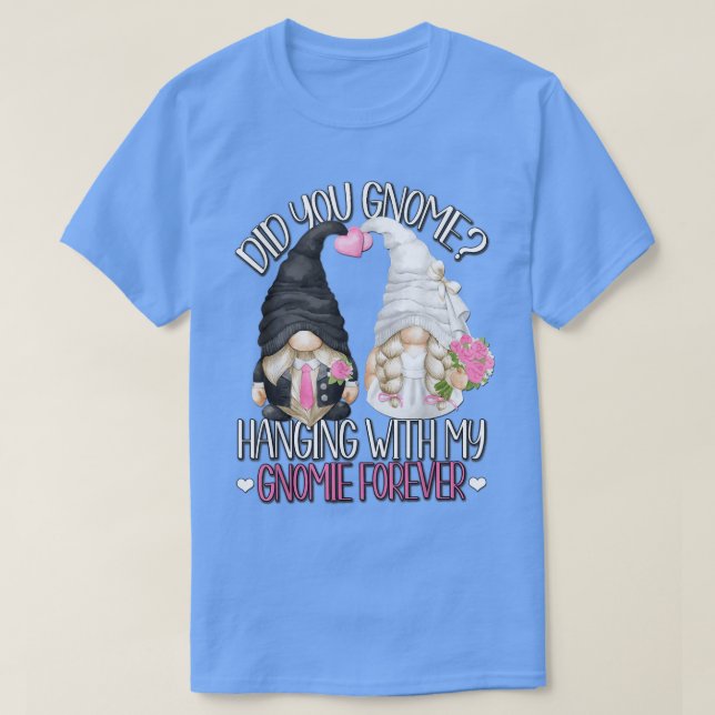 Funny Bröllop Groom Bride Gnome Pun Hanging with M T Shirt (Design framsida)