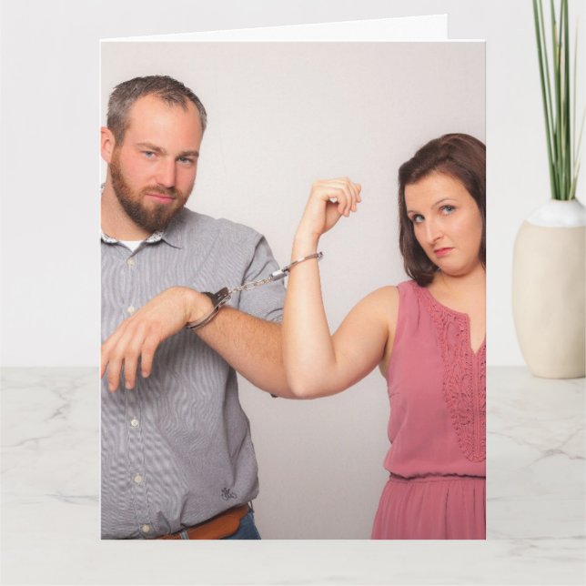 FUNNY BRÖLLOP HANDCUFFCOUPLE GRATULERART kort (Framsida)
