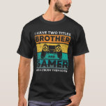 Funny Brother Birthday som spelar spel T Shirt<br><div class="desc">Underbar gåva till systern till hennes bror till jul eller till hans födelsedag. Med det här visar syster hur mycket hon kärlekar sin bror. Rubrik: "Jag har två titlar - Brother och Gamer och jag krossa dem båda." Lustigt födelsedagspresent. Underbar julklapp i sista minuten eller en födelsedag för brodern. Det...</div>