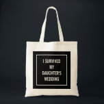 Funny Budens mamma-citat i Black Tygkasse<br><div class="desc">Den här chicen är lustigt i kväll perfekt för budens mamma som överlever bröllop! Svartvit design säger "jag överlevt min dotters bröllop".</div>