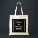 Funny Budens mamma-citat i Black Tygkasse<br><div class="desc">Den här chicen är lustigt i kväll perfekt för budens mamma som överlever bröllop! Svartvit design säger "jag överlevt min dotters bröllop".</div>
