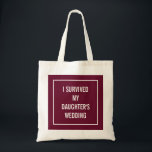 Funny Budens mamma-citat | Red Merlot Tygkasse<br><div class="desc">Den här chicen är lustigt i kväll perfekt för budens mamma som överlever bröllop! En röd färg-merlot-plan från vin säger "jag överlevt min dotters bröllop".</div>
