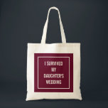 Funny Budens mamma-citat | Red Merlot Tygkasse<br><div class="desc">Den här chicen är lustigt i kväll perfekt för budens mamma som överlever bröllop! En röd färg-merlot-plan från vin säger "jag överlevt min dotters bröllop".</div>