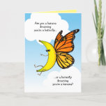 Funny Butterfly Banana Grattis på födelsedagen Häl Kort<br><div class="desc">Ta bort någons speciella dag med ett superskoj-hälsningskort för bananfödelsedag! Raphaela Wilsons unika originalillustration skildrar en coola gult banan som bär solglasögon med orange monarch butterfly vingar, som tänder den urgamla frågan: "Är du en banan som drömmer om att du är en fjäril, eller en fjäril som drömmer om att...</div>