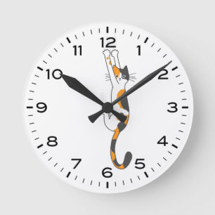 Funny Calico Cat Hanging On Rund Klocka