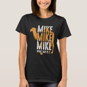 Funny Camel Quote Mike Vilken dag är det? T Shirt