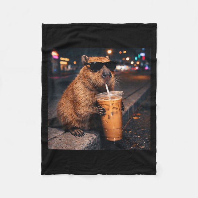 Funny capybara drinking iced coffee lover animal fleecefilt (Framsidan)