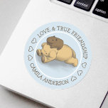 Funny Capybara Puppy Kärlek och Vänskap Namn Runt Klistermärke<br><div class="desc">Den här fina Capybara och Puppy Round Sticker är perfekt för Capybara,  hund eller djur älskare. Du kan enkelt ändra text eller illustration och använda den här designen som mall för ditt foto eller din bild.</div>