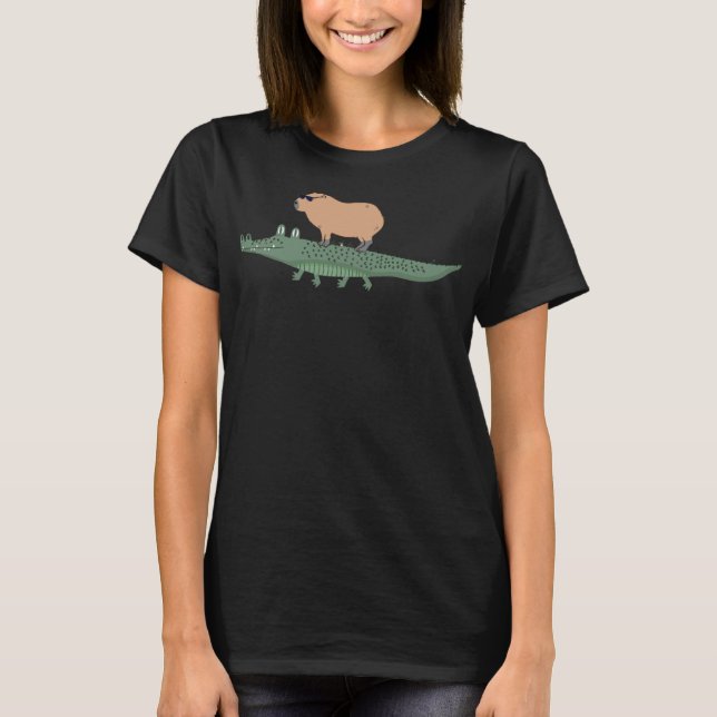 Funny Capybara rider på krokodil T Shirt (Framsida)