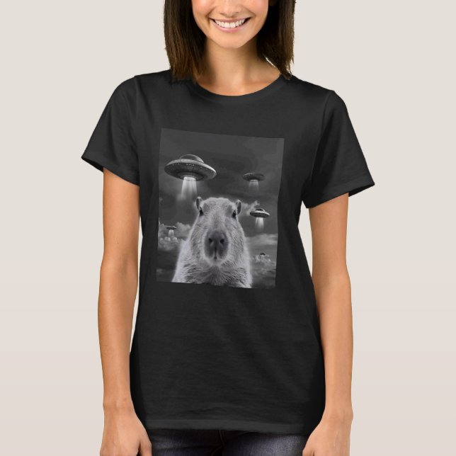 Funny Capybara Selfie med UFO:s Konstig Capybara T Shirt (Framsida)
