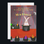 Funny Cat Birthday för barn Inbjudningar<br><div class="desc">Fungerande födelsedagskatter observerar kaninen i magiska hatten med dåligt uppsåt. Den här söta födelsedagsinbjudan skildrar en imaginär katt-födelsedagsfest med en magiker som utför berömden Rabbit ur hatten. Bakom scenen finns en skapar! Anpassa namn till fronten och lägg till party-uppgifter. Inbjudan är en perfekt för förhuggare och interpoleringar som har liten...</div>
