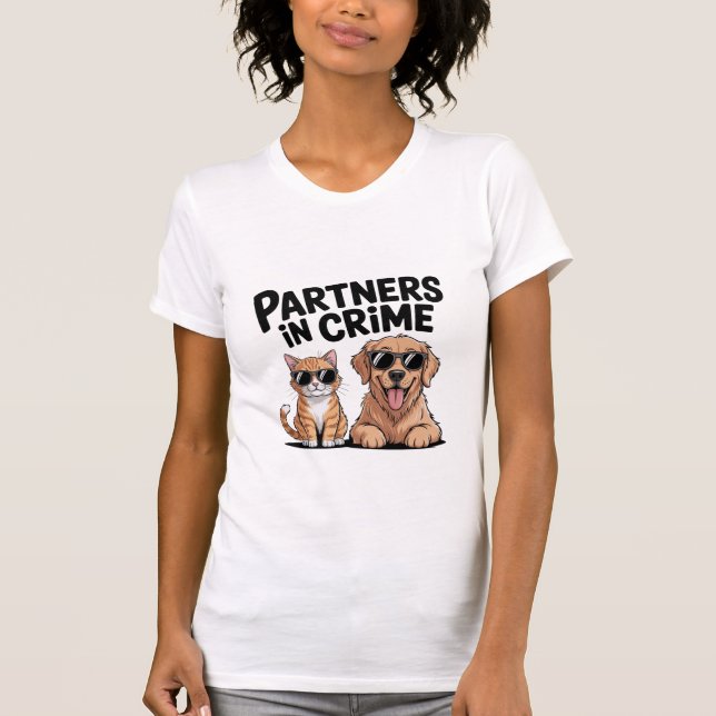 Funny Cat & Dog T-Shirt – “Partners in Crime”  (Framsida)
