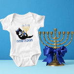 Funny Cat Menorah Dreidel Lycklig Hanukah T Shirt<br><div class="desc">Funny Cat Menorah Dreidel Lycklig Hanukkah Baby Bodykosta</div>