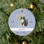 Funny Cat Menorah & Dreidel Lycklig Hanukkah Blue Julgransprydnad Keramik<br><div class="desc">Dekorera Julgran med det söta Hanukkah-temat ornament! Ändra texten enkelt genom att klicka på alternativet "Anpassa den här mallen".</div>